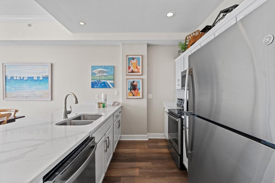 Condo, Multiple Beds (Regency Isle Penthouse 1106) | Private kitchen | Oven, toaster, paper towels