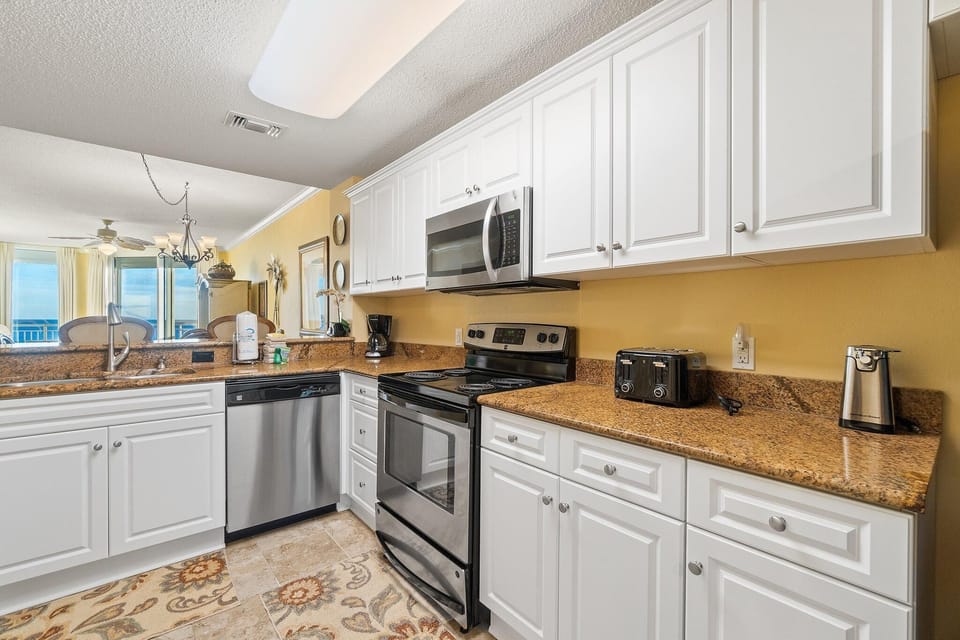 Condo, Multiple Beds (Palacio 602) | Private kitchen | Oven, toaster, paper towels