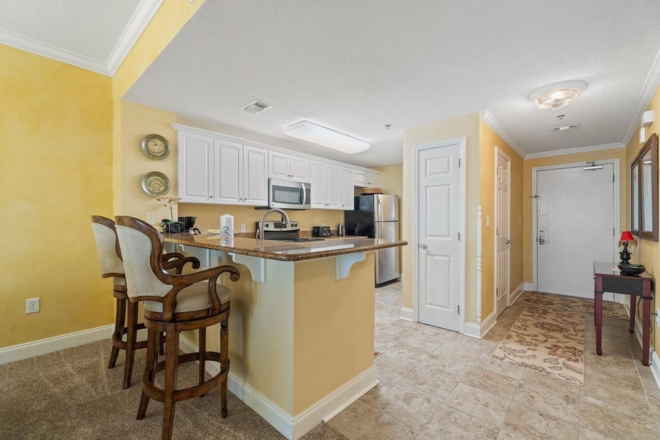 Condo, Multiple Beds (Palacio 602) | Private kitchen | Oven, toaster, paper towels