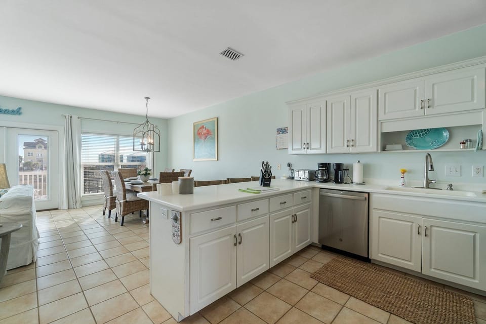 House, Multiple Beds (C'est La Vie) | Private kitchen | Oven, toaster, paper towels