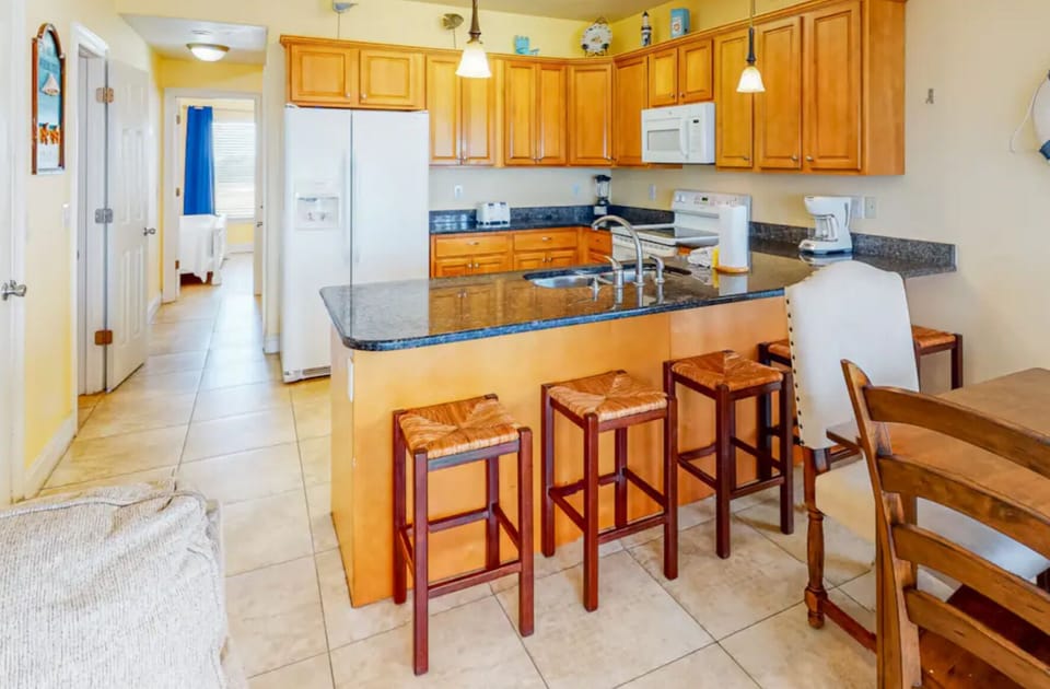 House, Multiple Beds (Labacoco East) | Private kitchen | Oven, toaster, paper towels