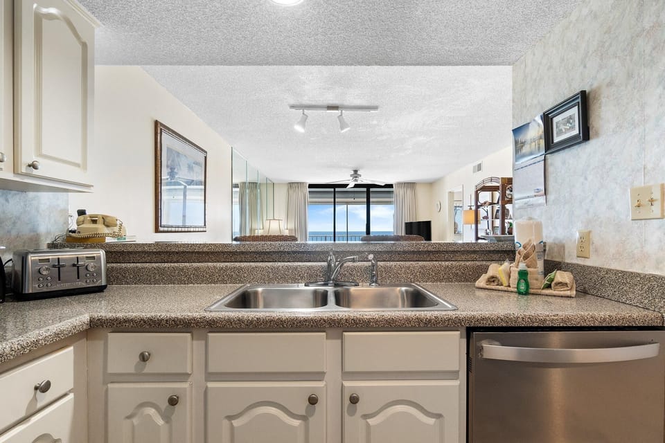 Condo, Multiple Beds (Summerchase 506) | Private kitchen | Oven, toaster, paper towels