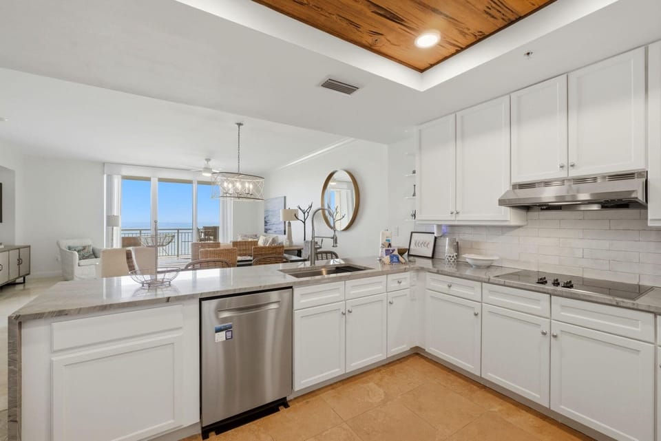 Condo, Multiple Beds (Indigo West 602) | Private kitchen | Oven, toaster, paper towels