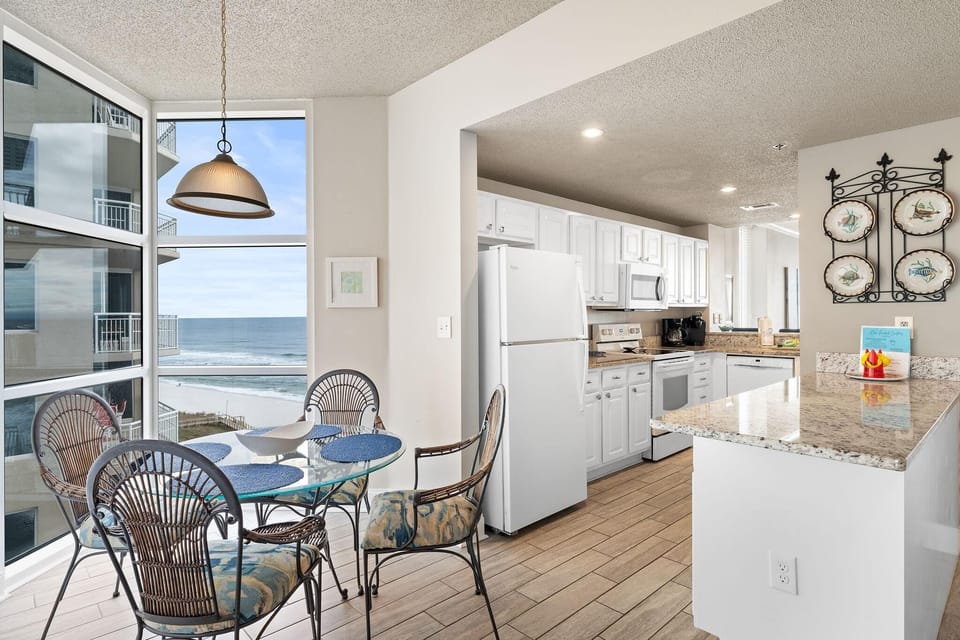 Condo, Multiple Beds (Palacio 801) | Private kitchen | Oven, toaster, paper towels