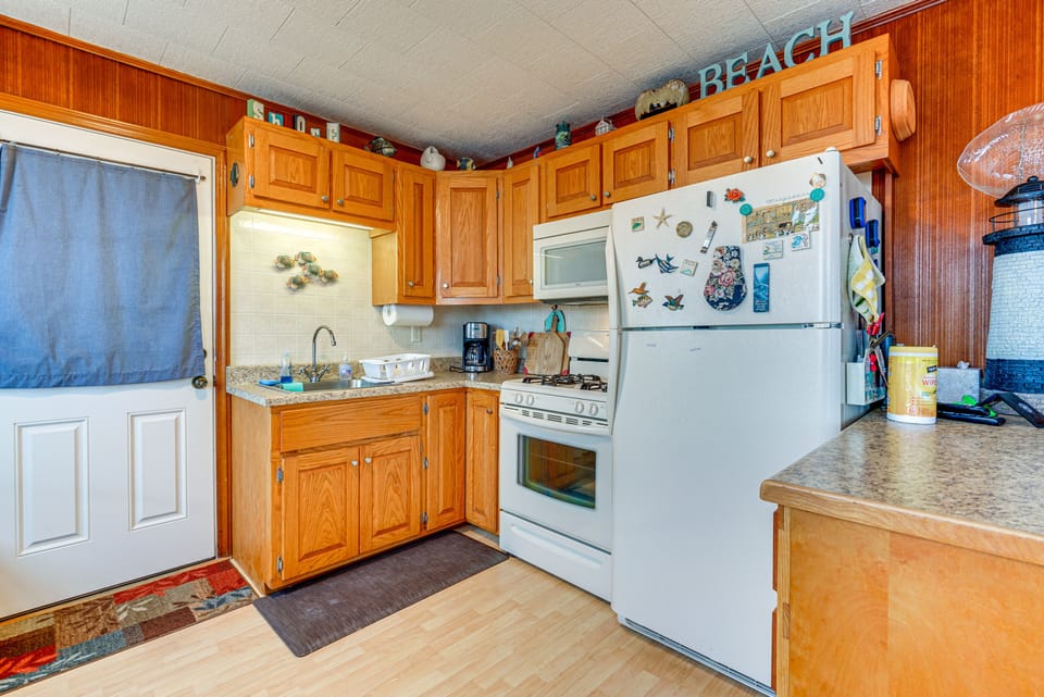Kitchen | Drip Coffee Maker | Cooking Basics | Dishware & Flatware Provided