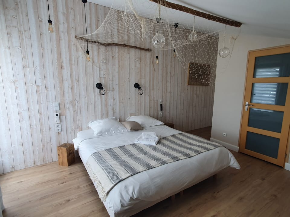 Superior Single Room | Premium bedding, laptop workspace, free WiFi, bed sheets