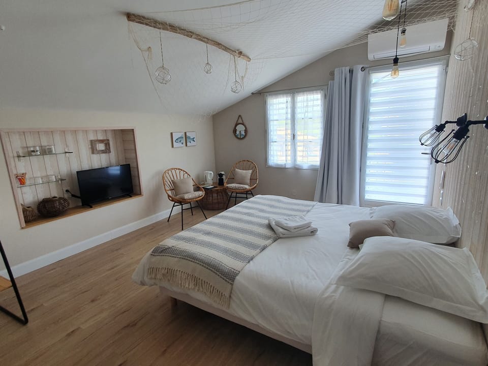 Superior Single Room | Premium bedding, laptop workspace, free WiFi, bed sheets