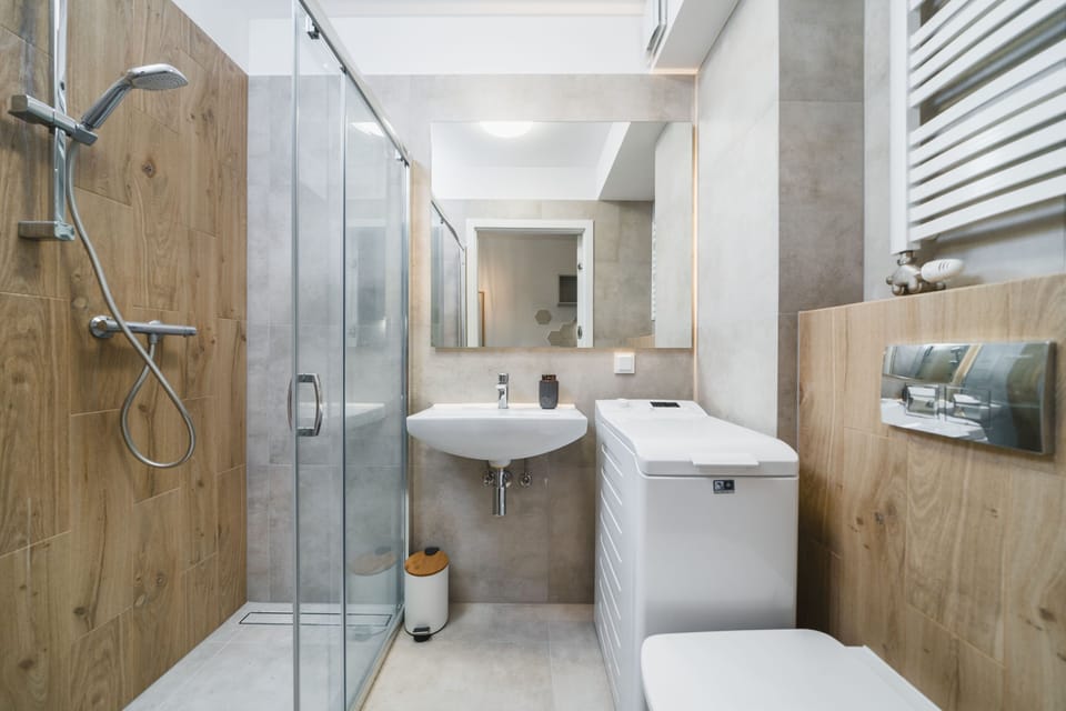 27. Modern Studio - Debniki | ICE | Manggha | Bathroom | Shower, hair dryer, towels