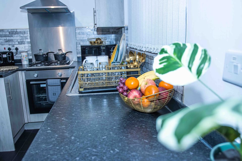 House | Private kitchen | Fridge, microwave, oven, stovetop