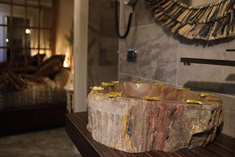 Royal Room | Bathroom | Shower, rainfall showerhead, free toiletries, hair dryer