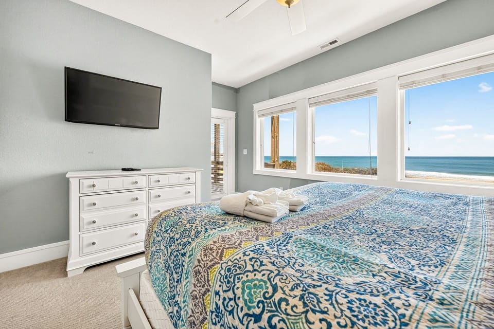 Level Three King En Suite with Ocean Views