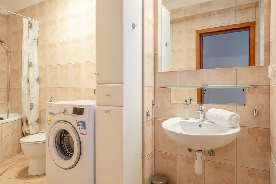 Classic Apartment | Bathroom | Bathtub, towels, soap, shampoo