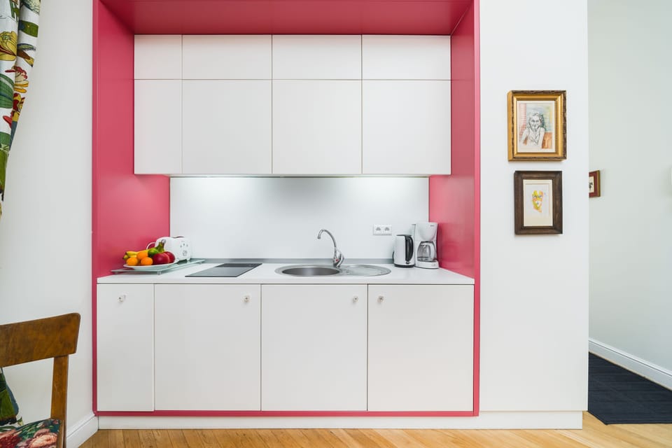 7. Vintage Vibe | Private kitchenette | Mini-fridge, stovetop, toaster, cookware/dishes/utensils