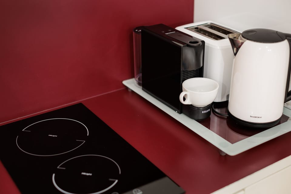 1. Vintage Vibe | Private kitchen | Mini-fridge, stovetop, toaster, cookware/dishes/utensils