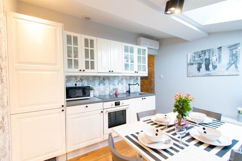 Amazing 2 Bedroom Apartment | AC | 5' Main Square | Private kitchenette | Full-size fridge, oven, stovetop, coffee/tea maker