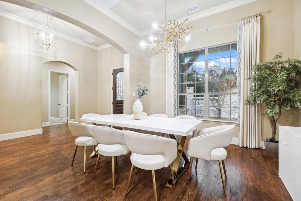 With beautiful coffered ceilings, a gorgeous chandelier, and a bright window, this dining room has been designed to enhance your dining experience and whet your appetite!