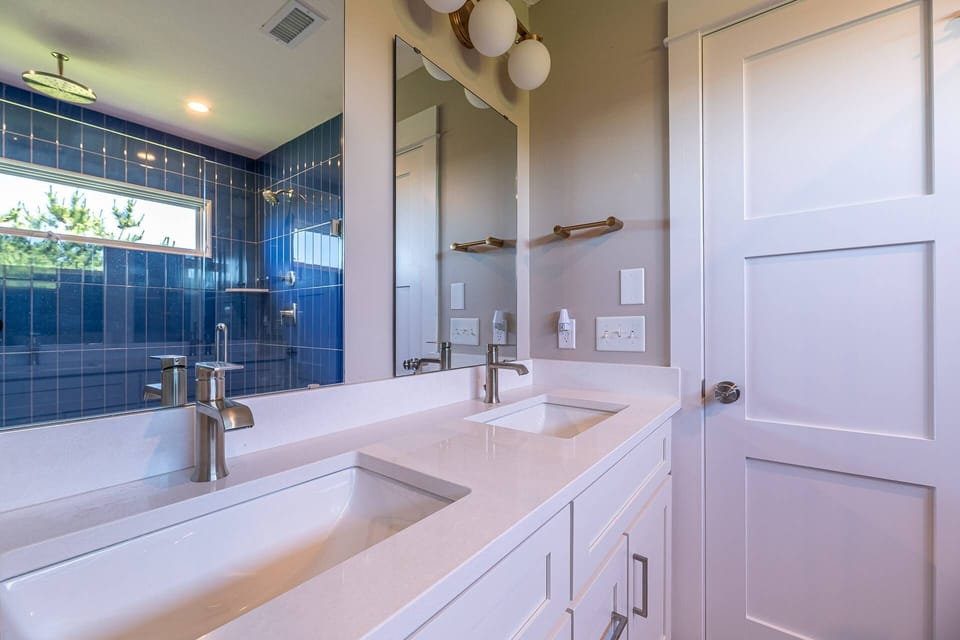 Upper Level En Suite