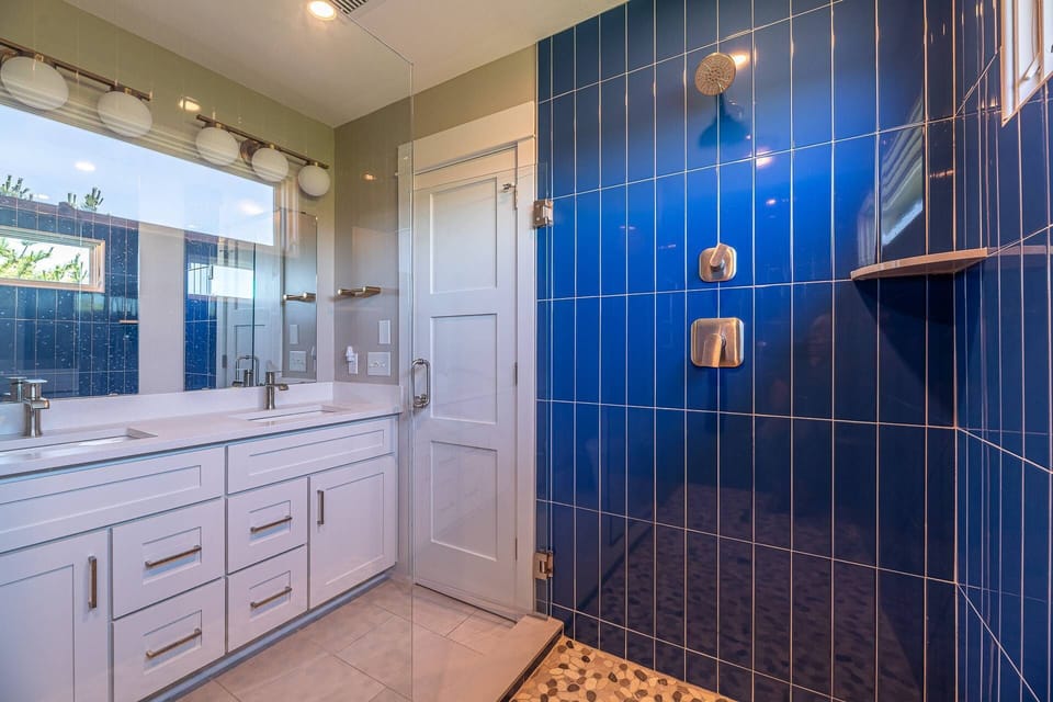 Upper Level En Suite
