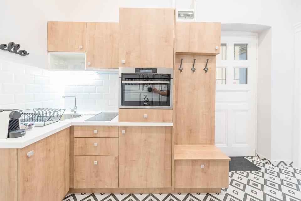 Design Studio Suite | Private kitchen | Mini-fridge, microwave, oven, stovetop