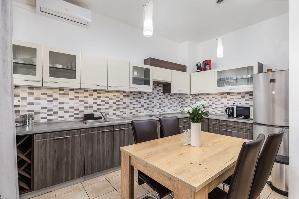 Luxury Apartment | Private kitchen | Full-size fridge, microwave, oven, stovetop