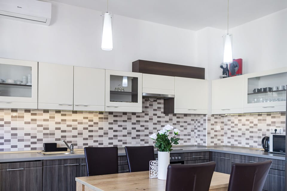 Luxury Apartment | Private kitchen | Full-size fridge, microwave, oven, stovetop