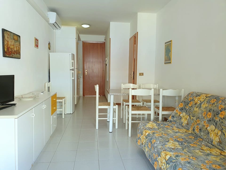 Apartment, 1 Bedroom, Balcony, City View | Interior