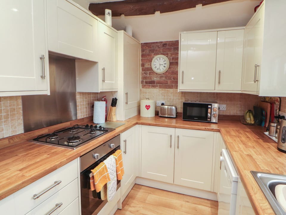 Cottage | Private kitchen | Fridge, dishwasher, cookware/dishes/utensils