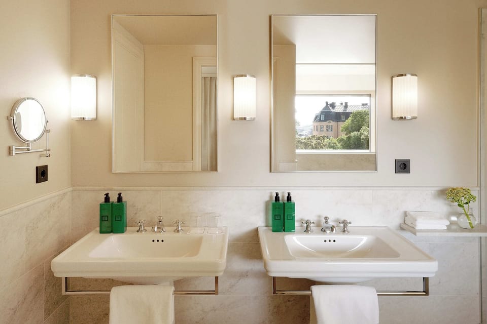 Corner Suite Park View | Bathroom | Shower, rainfall showerhead, designer toiletries, hair dryer