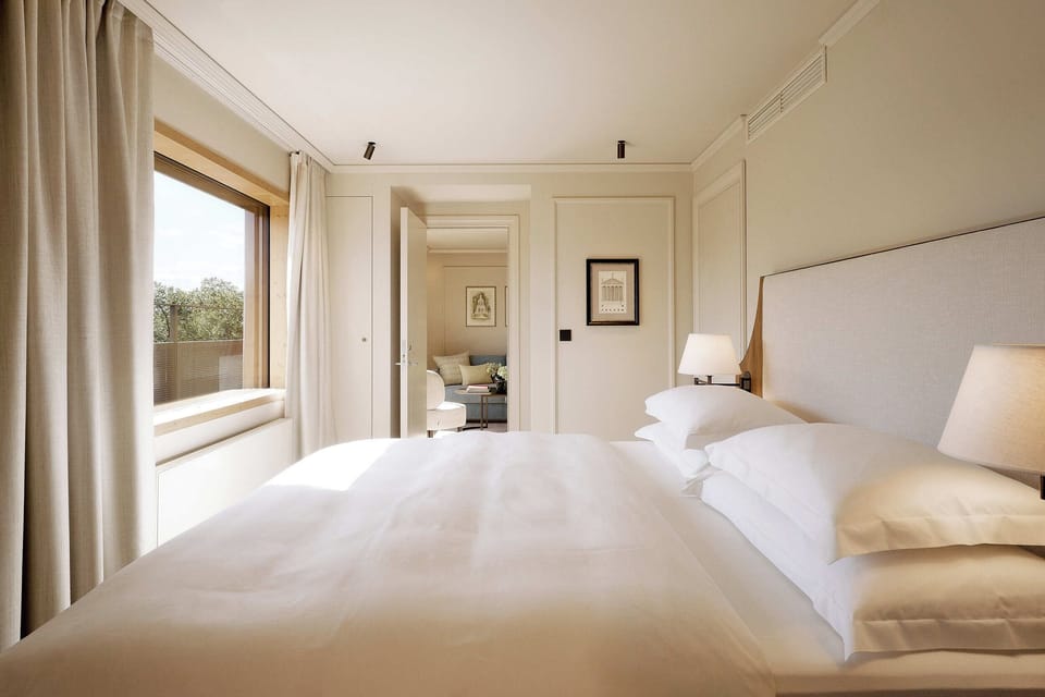 Corner Suite Park View | Hypo-allergenic bedding, minibar, in-room safe, desk