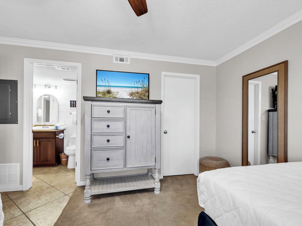 Guest bedroom