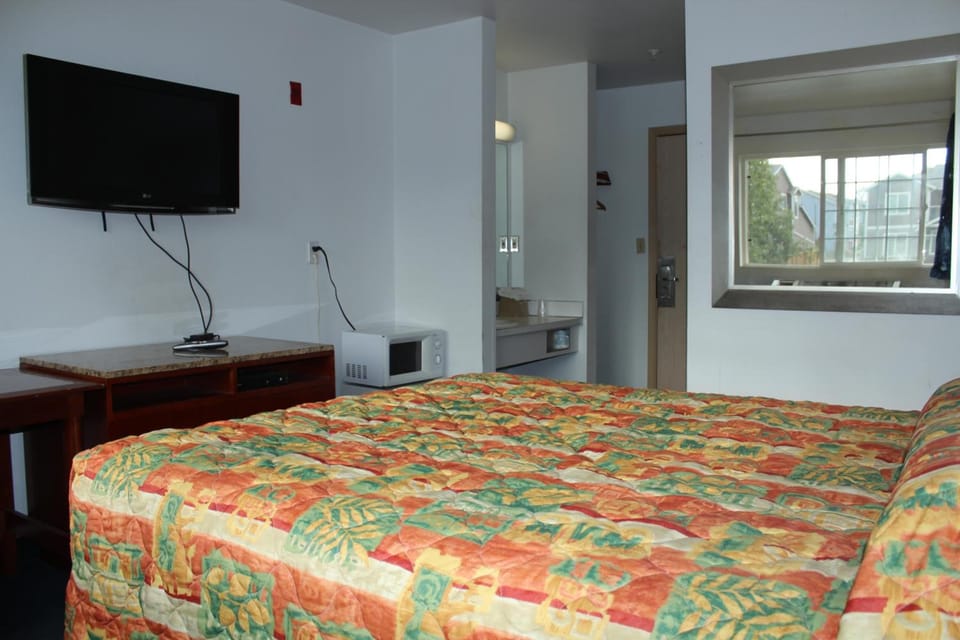 Desk, iron/ironing board, free WiFi