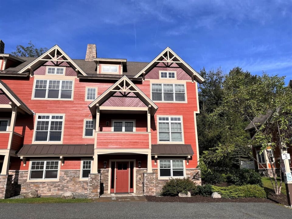 Trailside- 3 story townhome. Walk to Ski on/off trail.