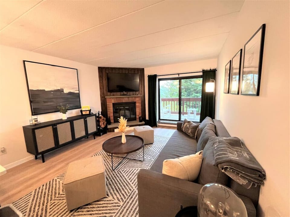 Living rm with Wood burning fireplace( Wood provided) 55` smart TV, Fold out queen bed. Not a cheap pullout mattress. Access to private deck with amazing views of the Mountain