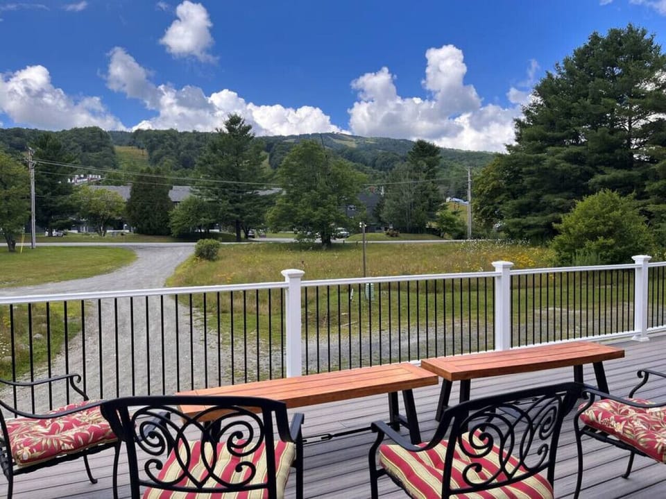 huge deck with amazing view of the mountain