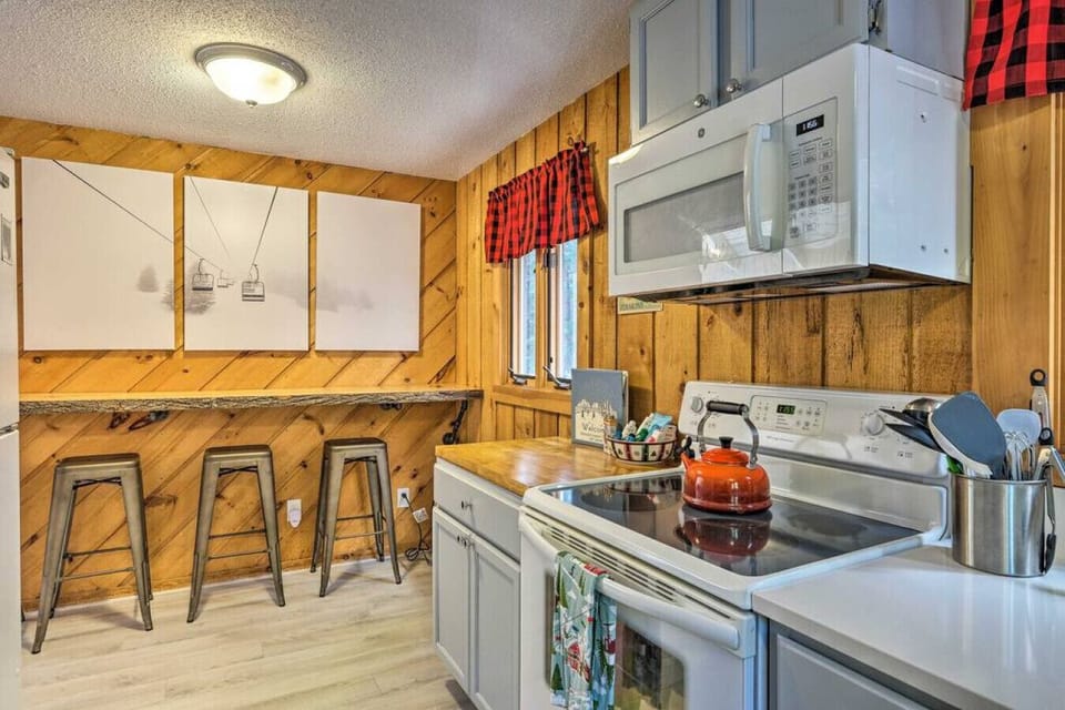 Kitchen with addl island seating for 3