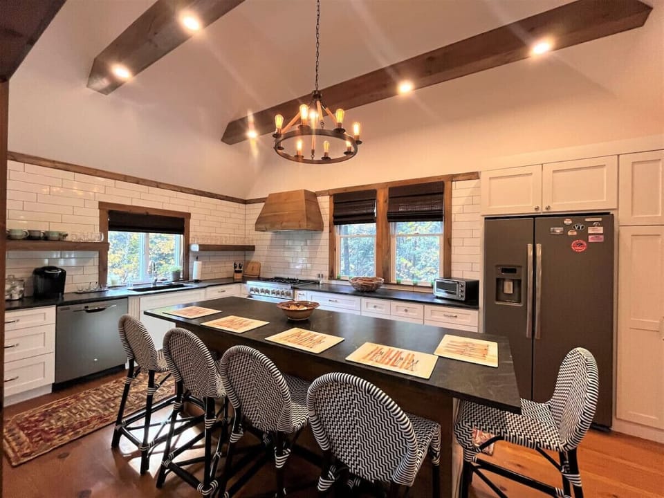 Beautiful kitchen for all your cooking and baking needs.