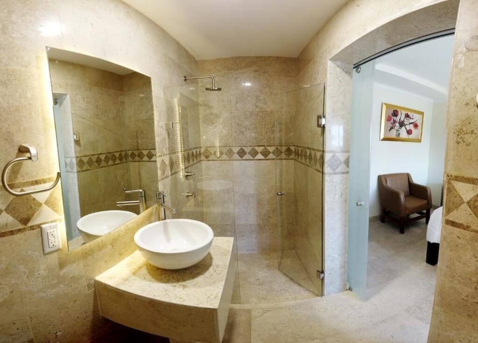 Standard Double Room, 2 Double Beds | Bathroom
