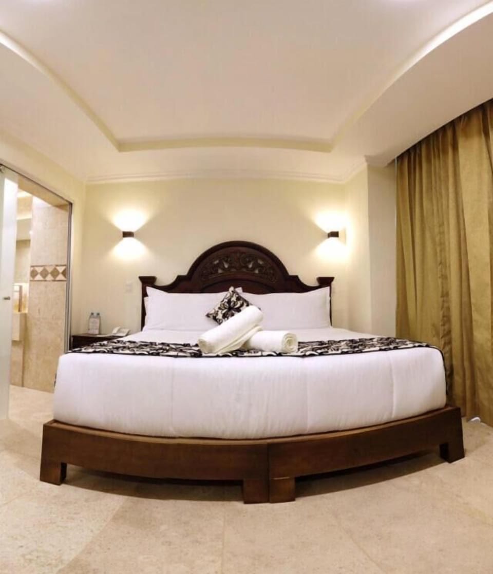 Deluxe Room | In-room safe, WiFi (free), bed sheets