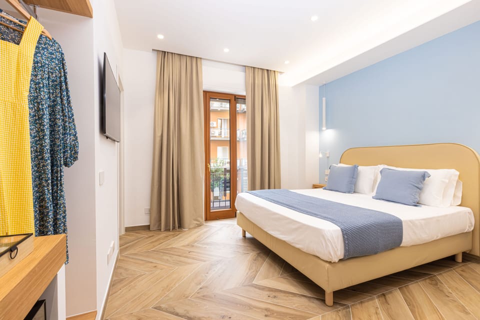MARE | Memory foam beds, free minibar, in-room safe, desk