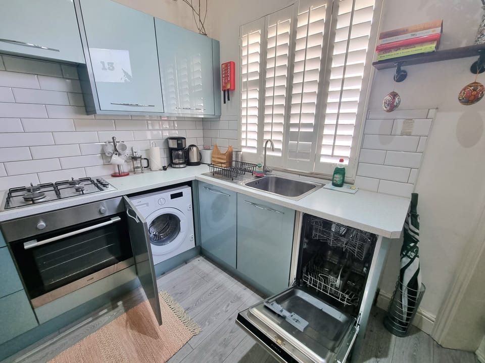 Family Apartment | Private kitchen | Full-size fridge, microwave, oven, stovetop
