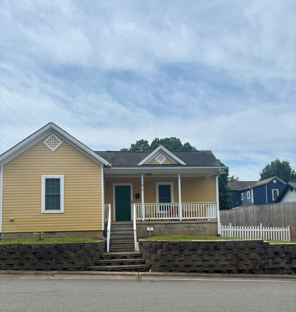 Durham Chills—a furnished 3-bedroom, 2-bath home near Downtown Durham, Duke University and Research Triangle Park.