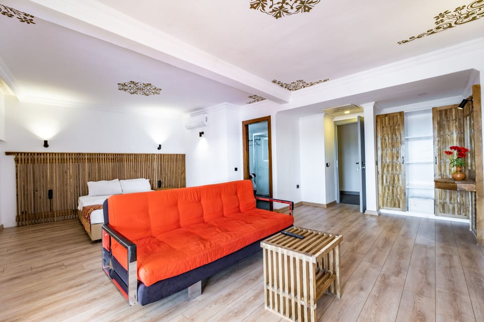 Studio Suite | Minibar, in-room safe, free WiFi, bed sheets