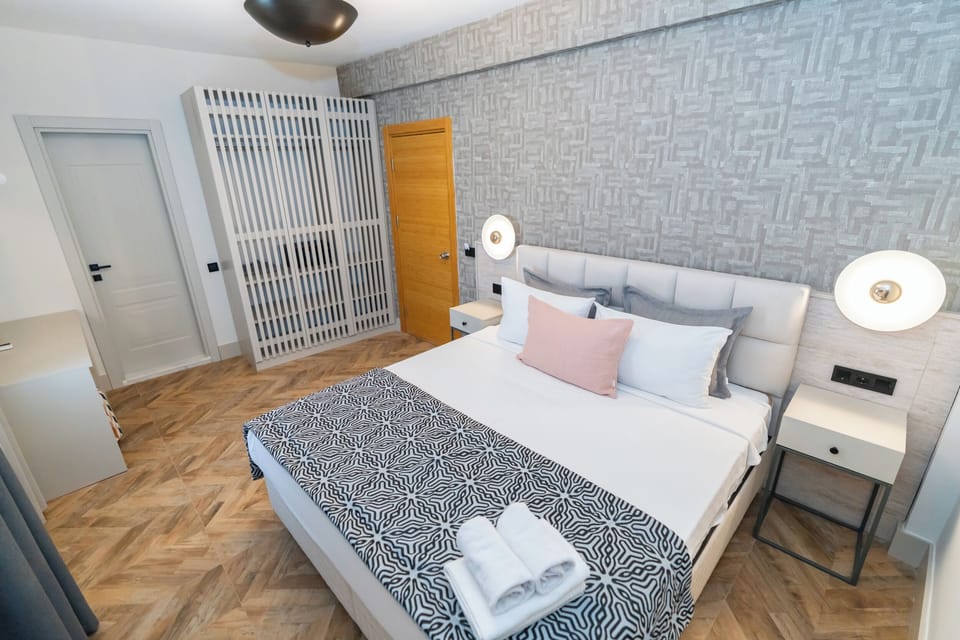 Premium bedding, minibar, desk, soundproofing