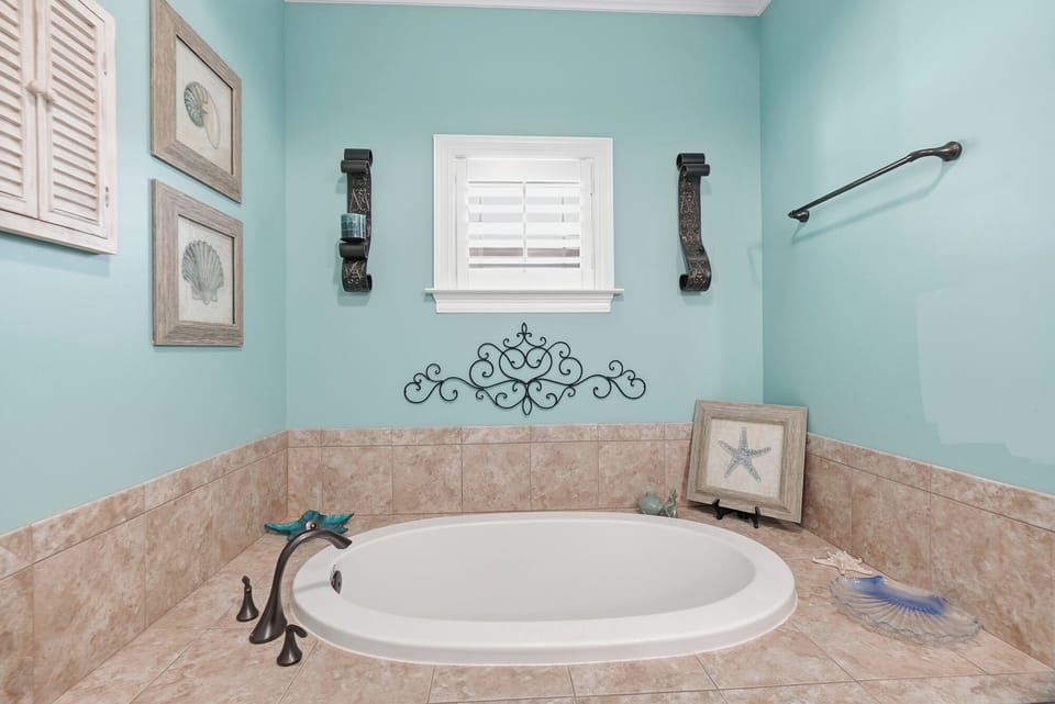 Bathroom 1: Bathtub