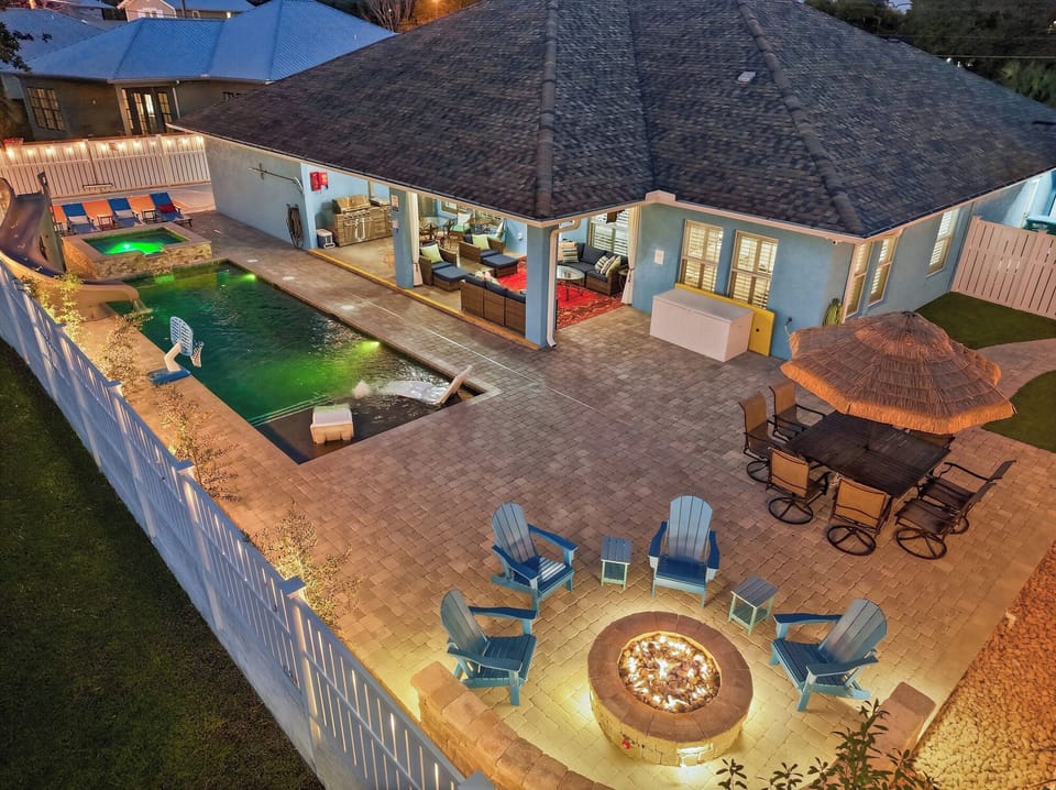 Backyard Oasis-pool/spa/slide/firepit/sportcourt/kids tower/patio/dining/kitchen