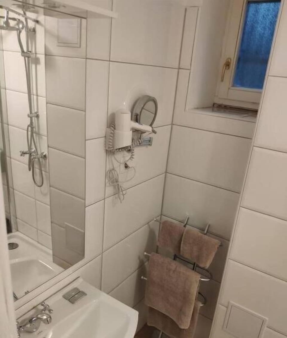 Basic Apartment | Bathroom