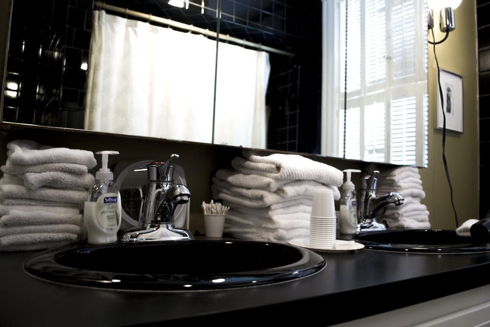 Albert Withington Room (1 Queen Bed, Shared Bathroom) | Bathroom | Free toiletries, hair dryer