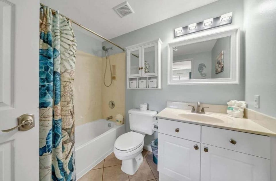 Primary Ensuite Bathroom With Tub/Shower Combo