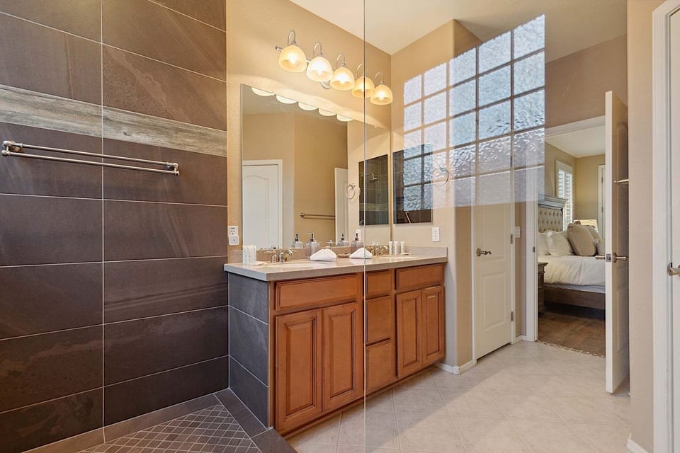 Master bathroom - Walk-in shower