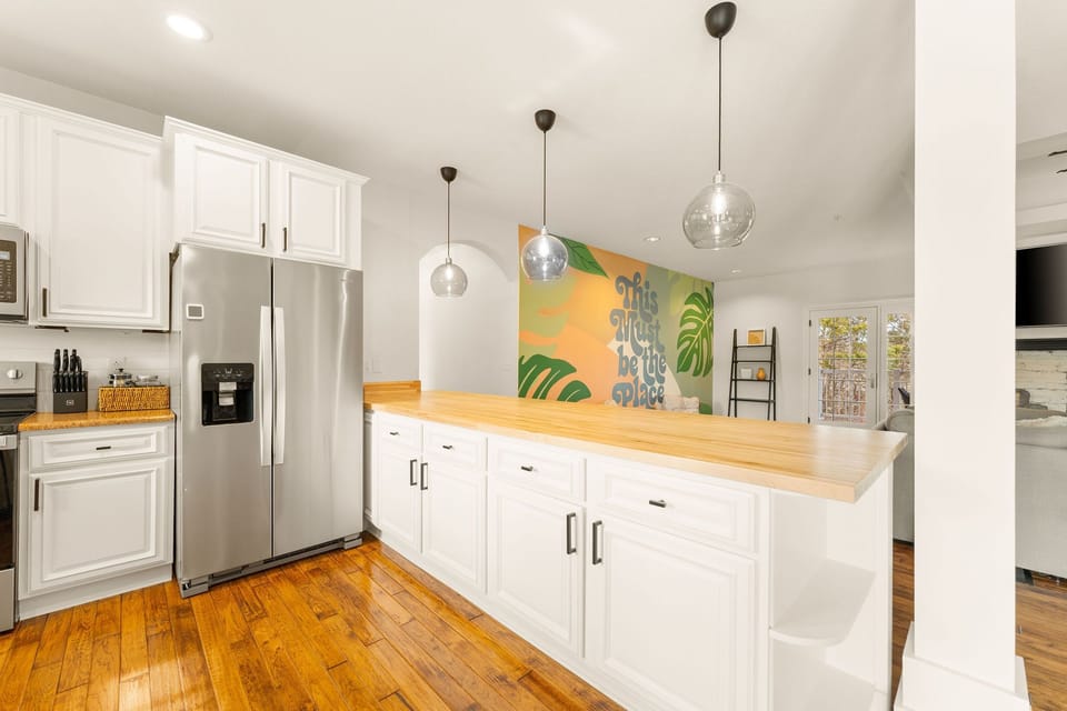 Breakfast bar - hang out and chat while others are prepping in the kitchen